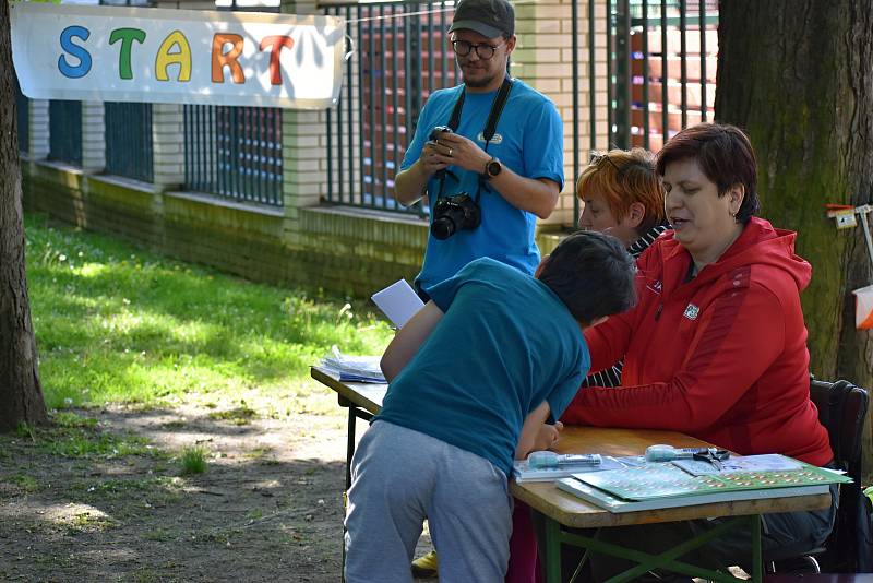 Dům dětí a mládeže v Rakovníku uspořádal v Čermákových sadech orientační běh Dny orientace v přírodě.