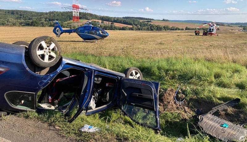 Čtyři zraněné si vyžádala srážka dvou aut, přičemž jedno bylo policejní, která se stala v úterý odpoledne na křižovatce v obci Krupá na Rakovnicku.