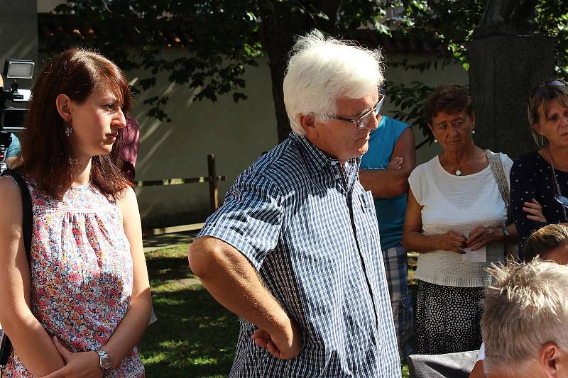 Na hejtmančin úřední den v Rakovníku dorazila kromě ostatních lidí také skupina protestujících proti současnému dění na MOA Rakovník. Jednání však příliš úspěšné nebylo.