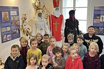Děti z mateřinky Klicperova navštívily vánoční výstavu v rakovnickém muzeu.