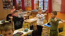 Jednu z prvních tříd ZŠ Komenského v Novém Strašecí navštěvují i dva ukrajinští chlapci.