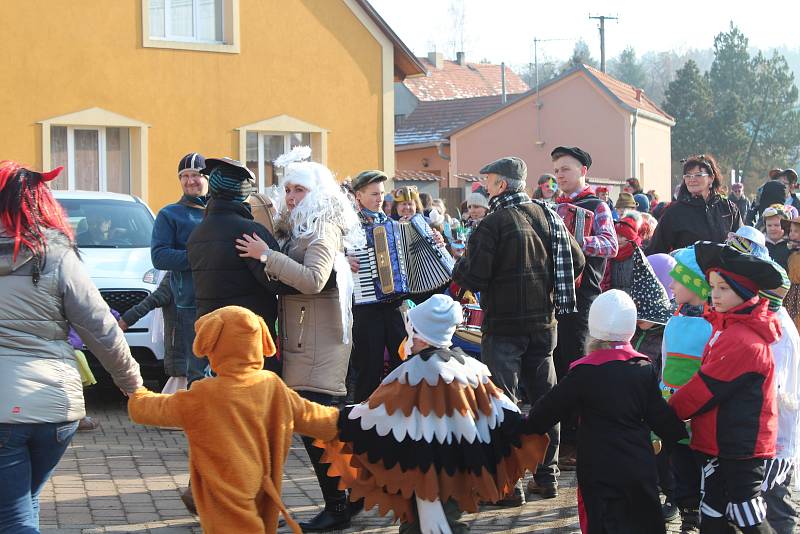 Lužnou prošly nejrůznější masky. Do rytmu jim cestou hrála hudební kapela v podání místních občanů.