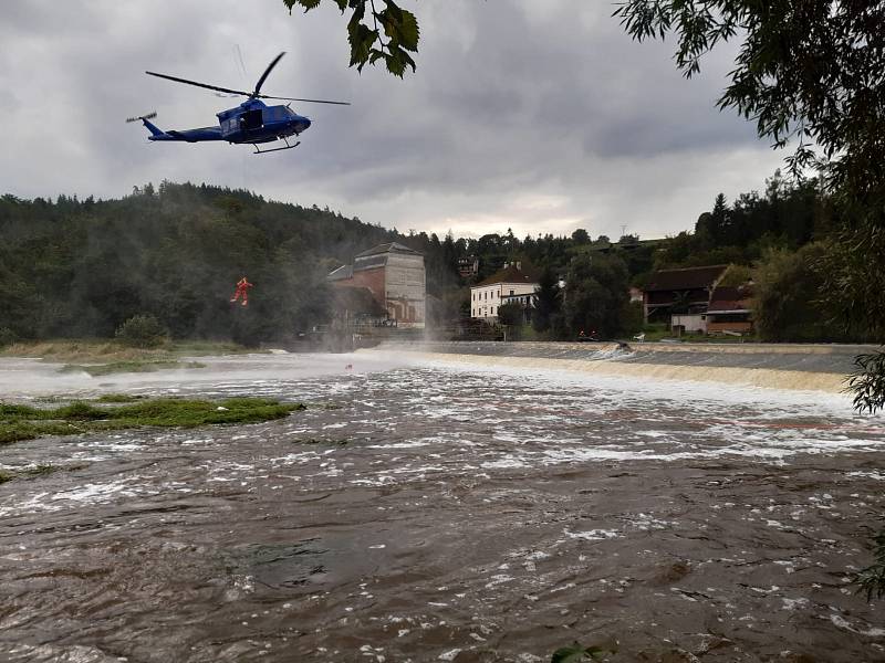 Letečtí záchranáři HZS Středočeského kraje cvičili záchranu osob z vody