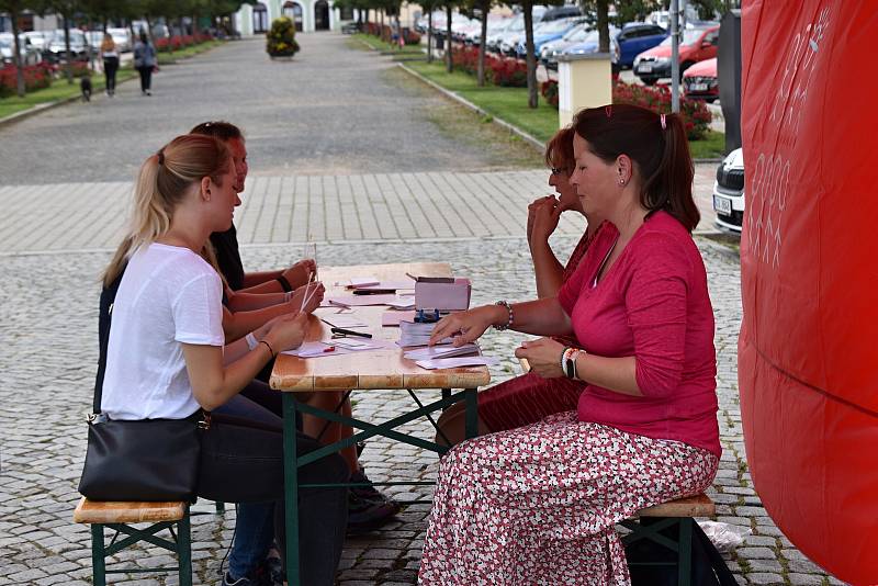 Z náboru dárců kostní dřeně na rakovnickém náměstí.