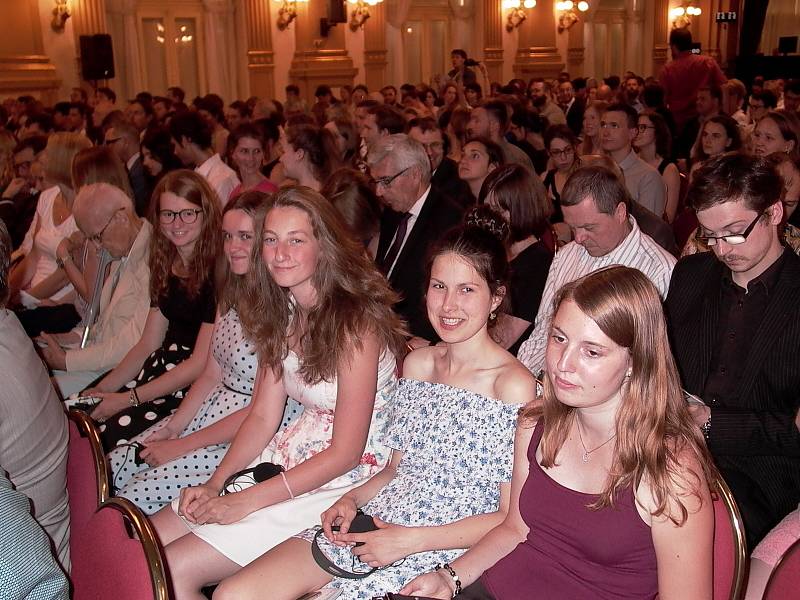 Nejlepší studenti chemie z rakovnického gymnázia si mohli poslechnout přednášku nositelů Nobelových cen.