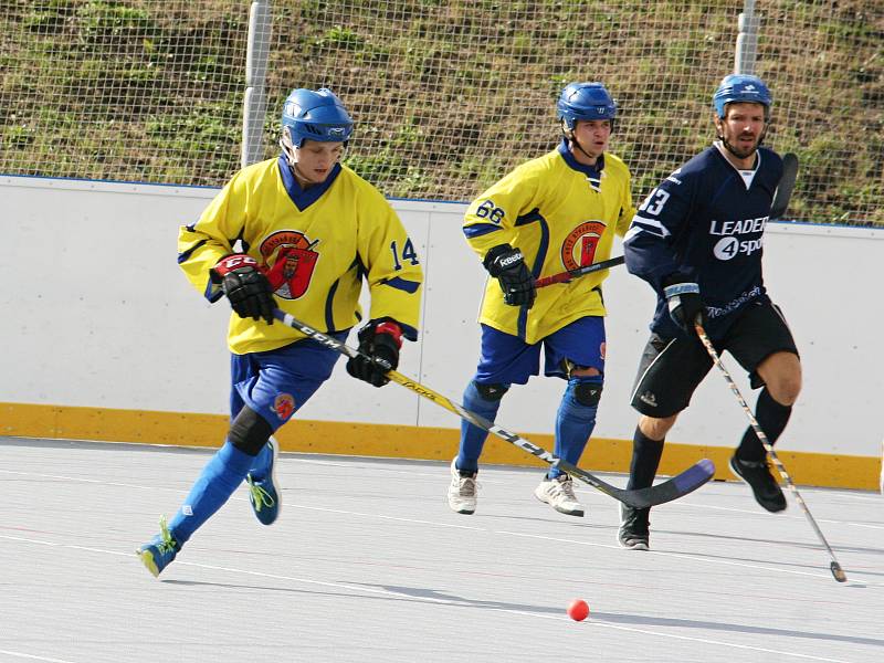 Pohár města Nového Strašecí získal slovenský Ružinov (v modrém). Domácí hokejbalisté skončili sedmí.