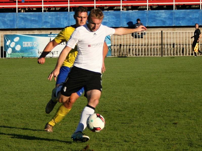 SK Rakovník v 10. kole divize A zdolal Soběslav 2:1. Oba góly domácích vstřelil Matěj Schwendt.