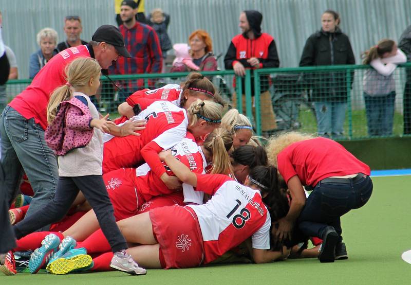 Rakovnické pozemní hokejistky vedly ve finále extraligy nad Slavií již 3:1, přesto na titul nedosáhly. Pražanky dokázaly vyrovnat a vyhrály po nájezdech.