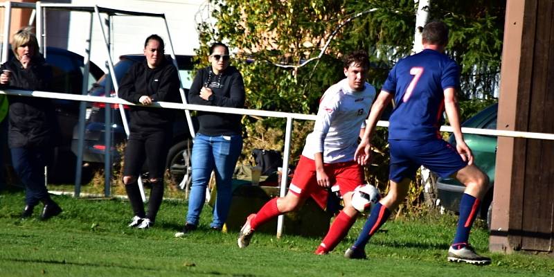 Pavlíkovu (v bílém) se v okresním přeboru moc nedaří a s oslabeným Městečkem uhrál jen remízu 1:1. Za hosty chytal jejich nejproduktivnější borec Petr Šnídl.