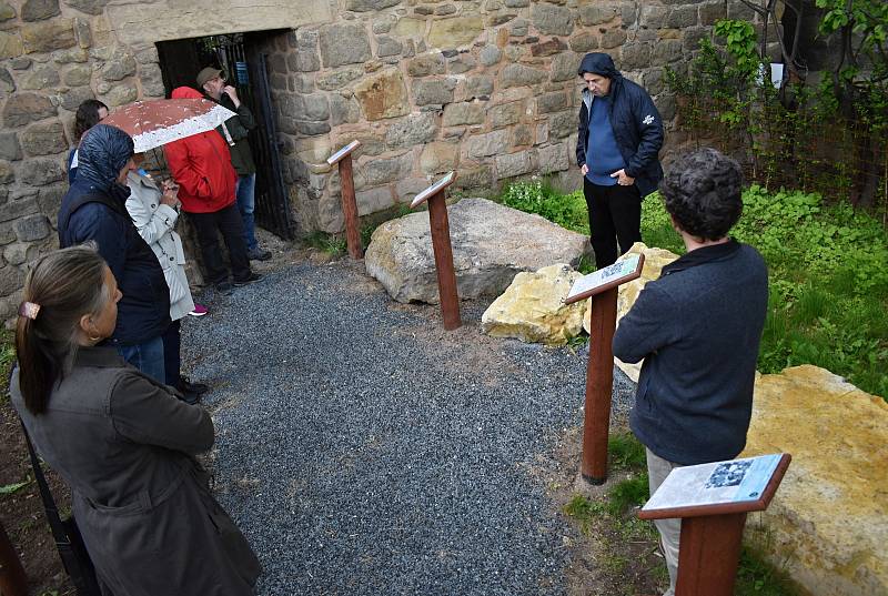 Z otevření geologické expozice Vybrané horniny okresu Rakovník na parkánu u rakovnického Muzea TGM.