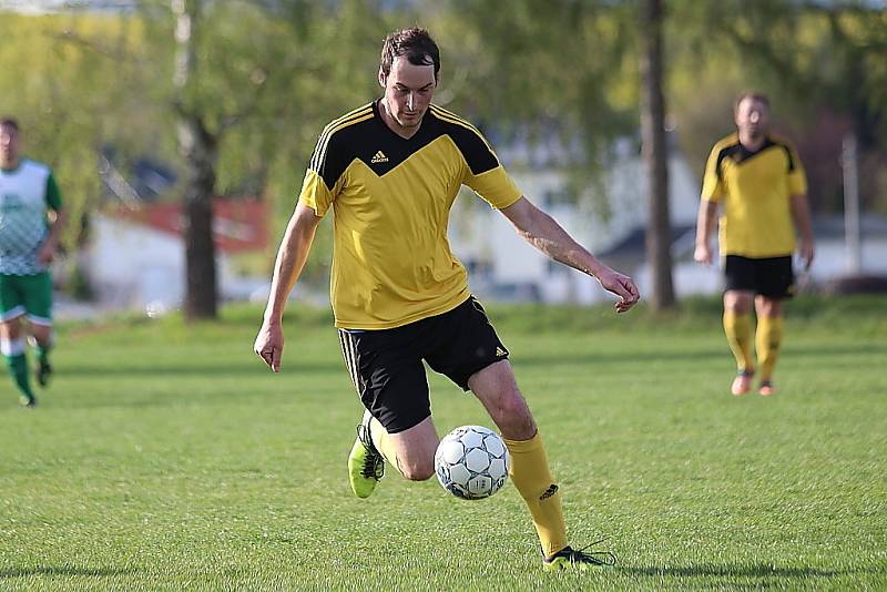 Z fotbalového utkání I.B třídy Lišany - Zavidov (0:5)