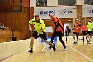 Florbalisté Rakovníka (ve žlutém) sice porazili v Kladně tým VŠSK PaedF UK Praha (v černém), ale domácím Raisins (v oranžovém) podlehli.