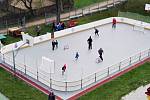 Hokejbalisté HBC Rakovník postavili u školy v Čisté mobilní hřiště.