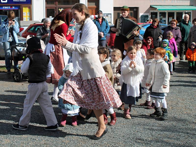 Rakovnické děti vítaly ve středu 20. března 2019 první jarní den.