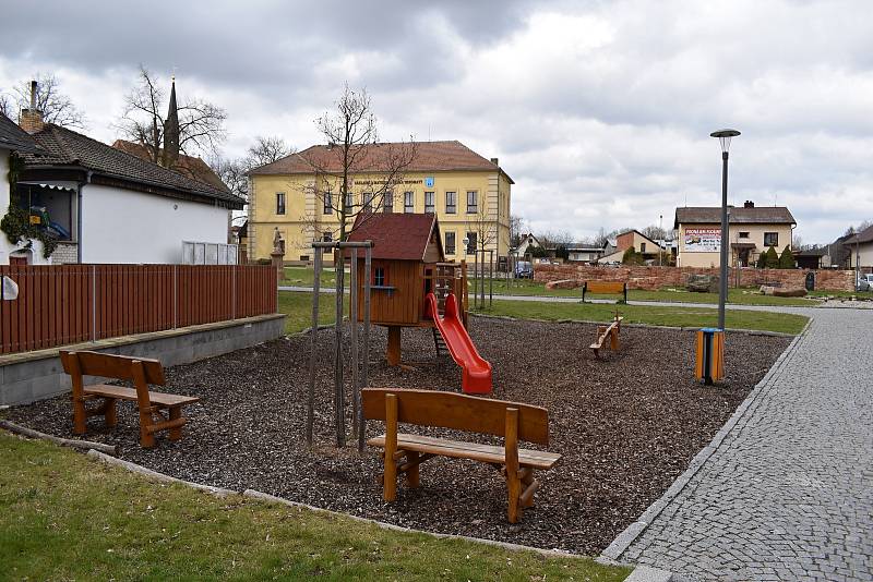 Prostranství před budovou úřadu městyse od roku 2018 prochází postupnou revitalizací.