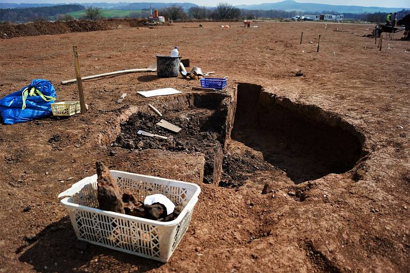 Na hlavní trase plánované dálnice D6 u Nesuchyně a Krupé probíhá archeologický průzkum, který provádí Česká společnost archeologická.