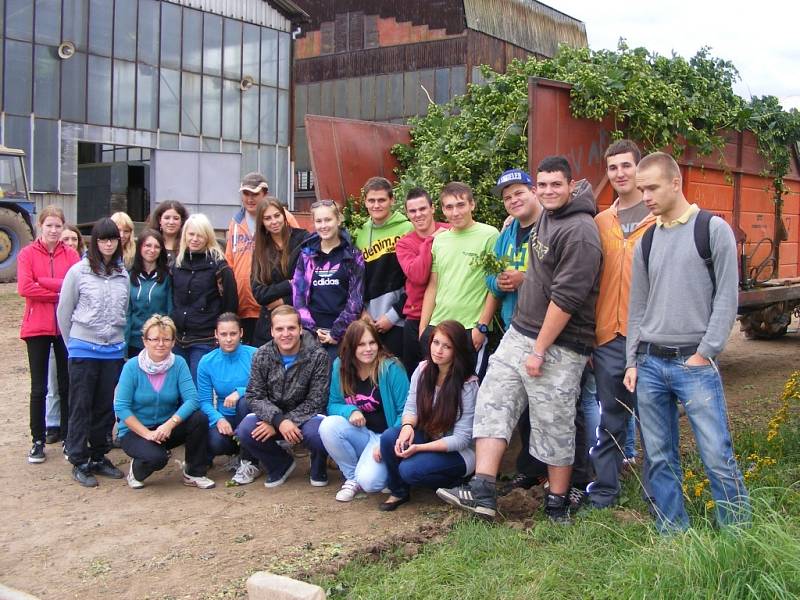 Studenti zemědělské školy na exkurzi v Agrochmelu Kněževes