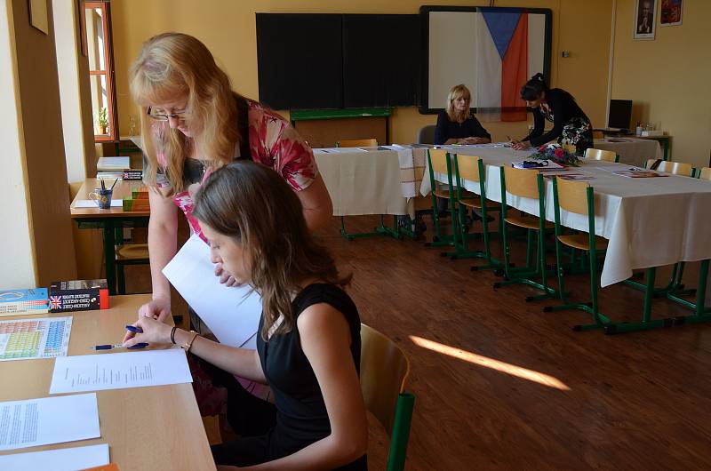 Zahájení maturitních zkoušek na Gymnáziu Jana Ámose Komenského v Novém Strašecí.