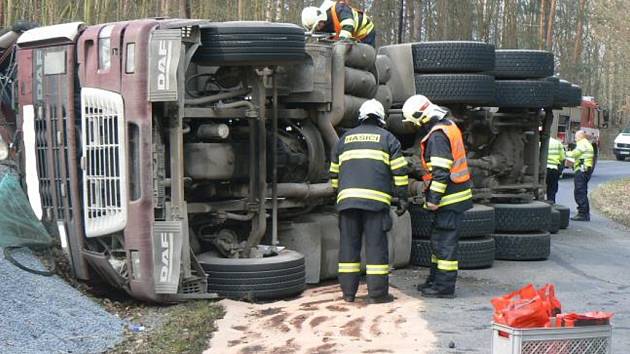 Nákladní automobil se převrátil na bok