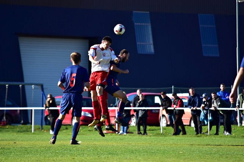 Pavlíkovu (v bílém) se v okresním přeboru moc nedaří a s oslabeným Městečkem uhrál jen remízu 1:1. Za hosty chytal jejich nejproduktivnější borec Petr Šnídl.