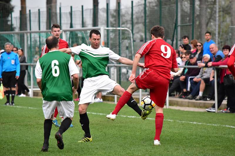 Fotbalisté Nového Strašecí padli ve Lhotě 1:5.