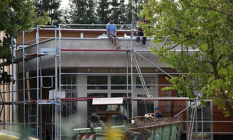 Rekonstrukce původní budovy jesenické školky a nová přístavba pomalu finišují.