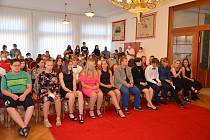 Slavnostní imatrikulace studentů novostrašeckého gymnázia se uskutečnila na městském úřadě.