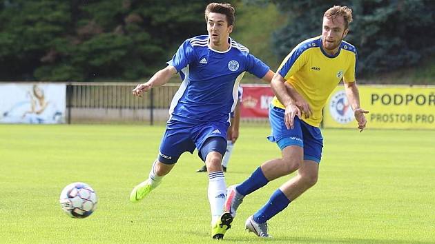 SK Rakovník (ve žlutém) v první přípravě přehrál doma SK Kladno 2:0.