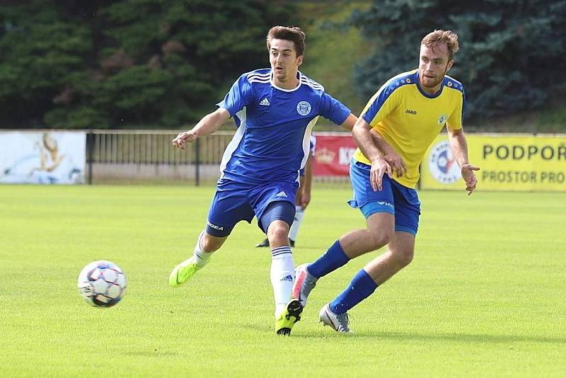 SK Rakovník (ve žlutém) v první přípravě přehrál doma SK Kladno 2:0.