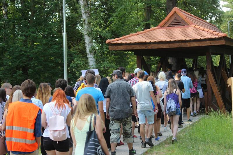 Rakovničtí studenti ve středu veřejně protestovali proti personálním změnám na místní obchodní akademii. 