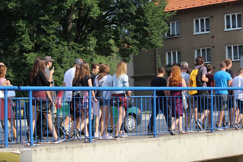 Rakovničtí studenti ve středu veřejně protestovali proti personálním změnám na místní obchodní akademii. 