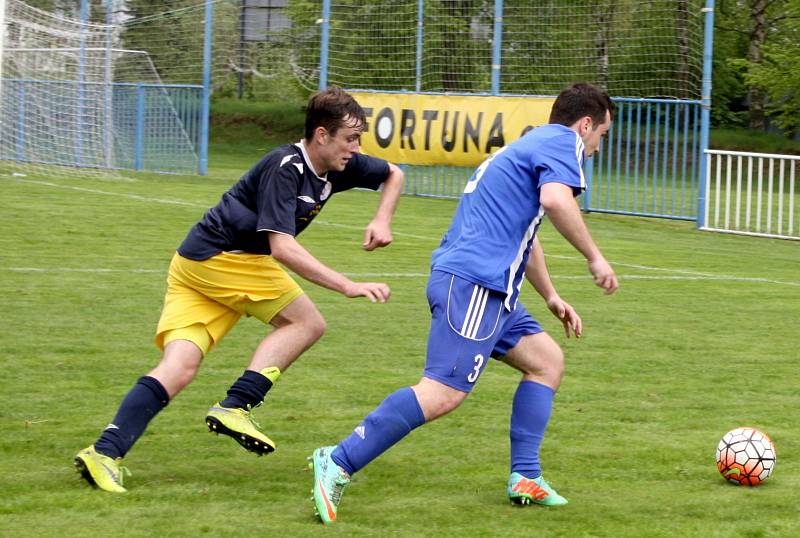 Nové Strašecí (v modrobílém) porazilo doma v derby SK Rakovník 2:1 na penalty.