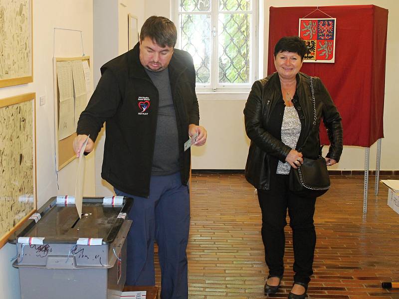 Komunální volby v sobotu. Volební místnost v Ragasově galerii v Rakovníku.