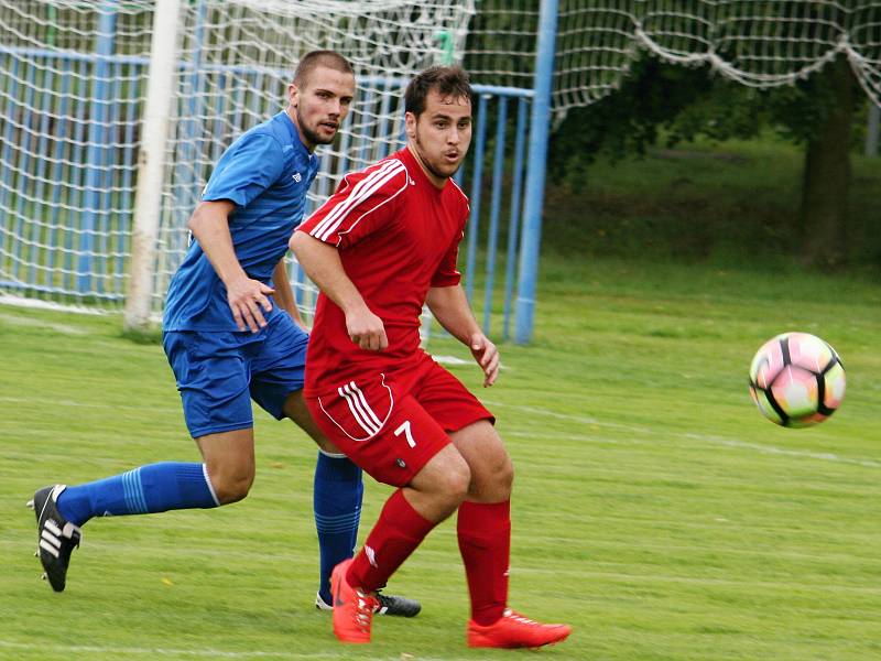 Fotbalisté Nového Strašecí v druhém kole krajského přeboru jasně přehráli Nespeky, které si odvezly čtyři fíky.