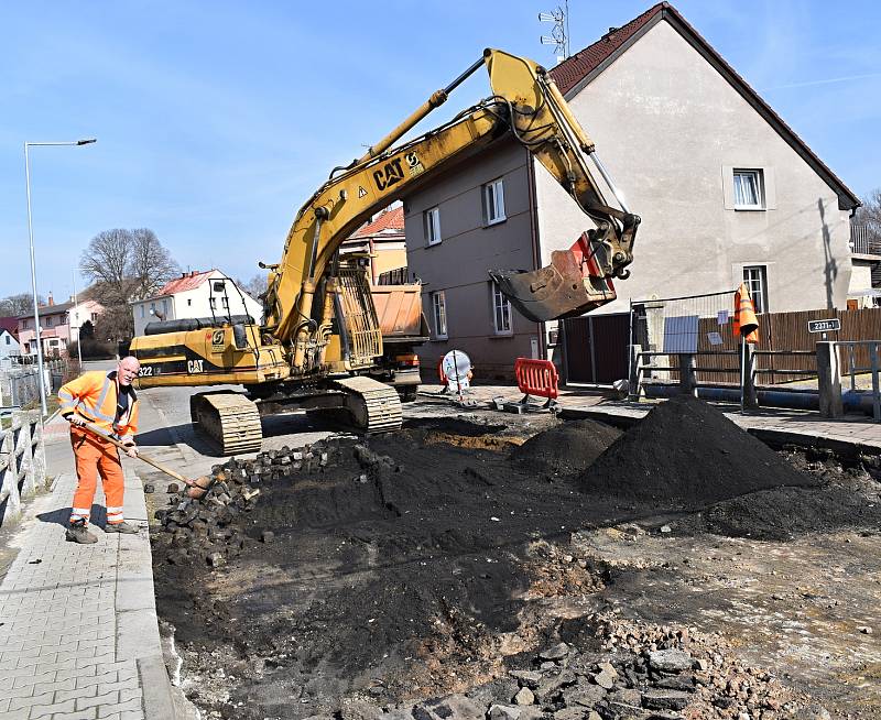 Z luženské tepny mizí "kočíčí hlavy", které k obci desítky let neodmyslitelně patřily. Opravena bude silnice i chodníky.