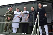 Studenti z ISŠ Rakovník a ISŠ HPOS Příbram si vyzkoušeli vaření s rakovnickými vojáky v kasárnách.