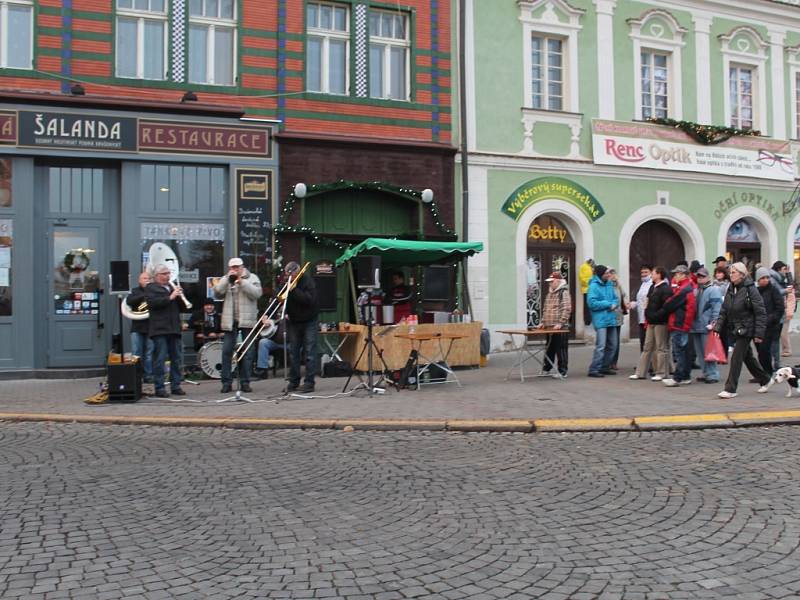 První Adventní svícení na Husově náměstí v Rakovníku