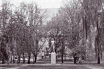Park před kostelem sv. Bartoloměje ve třicátých letech.