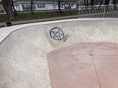 Na novém skateboardovém hřišti v Rakovníku řádil na začátku března neznámý vandal.