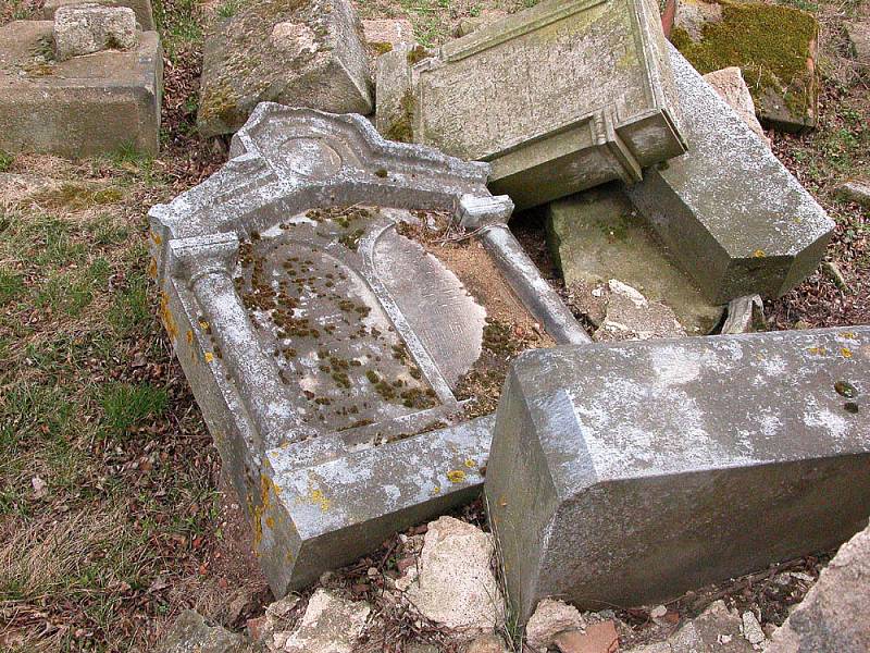 Zchátralý židovský hřbitov v polích několik kilometrů od obce Zderaz na Rakovnicku
