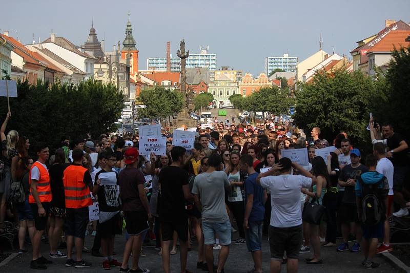 Studenti v Rakovníku protestují proti propouštění učitelů.