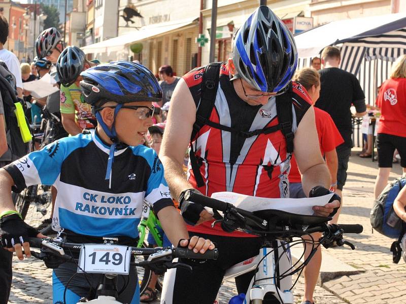 Orientační závod dvojic před startem na Husově náměstí - Rakovnické cyklování 2015