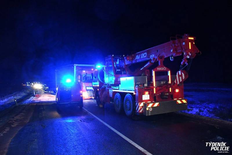 Při čelním střetu s kamionem u Řevničova byl vážně zraněn řidič Peugeotu.