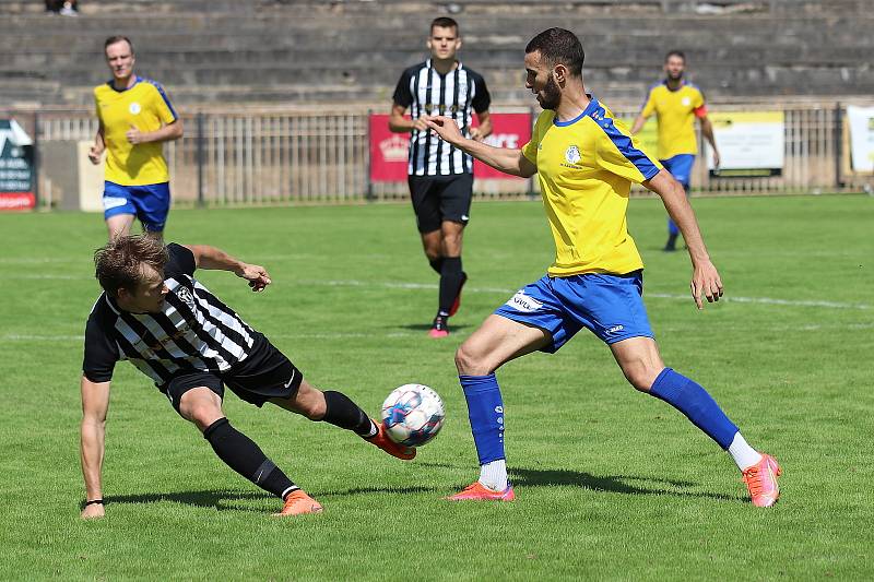 Druhé kolo ČFL: Rakovník (ve žlutém) doma se štěstím uhrál remízu 1:1 s Admirou Praha.