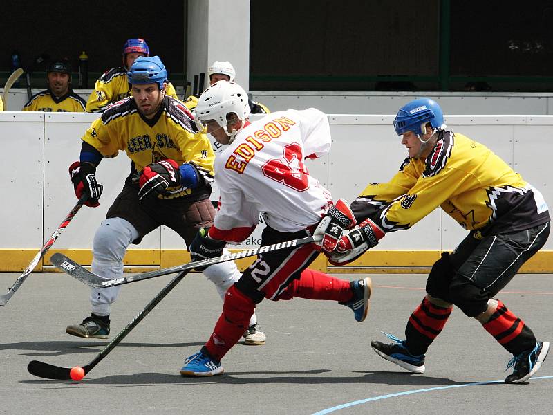 V rozhodujícím finále oblastní ligy v hokejbalu zvítězily Beer Stars Hnidousy nad rezervou HBC Rakovník 7:3 a slaví titul.