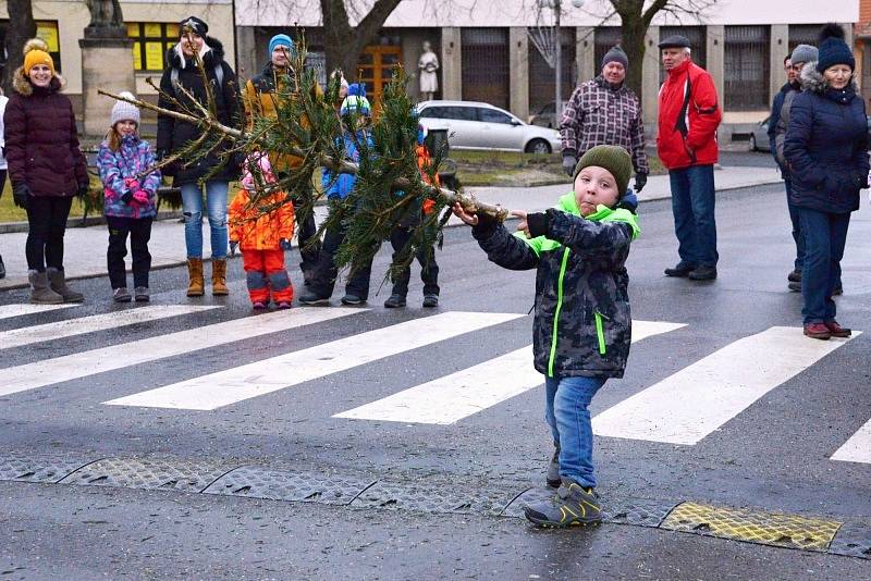 Soutěž v hodu vánočním stromkem v Novém Strašecí.