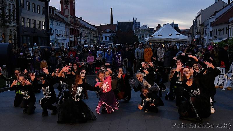 Rakovnická knihovna s Lentilkami DDM uspořádaly na náměstí Halloween.