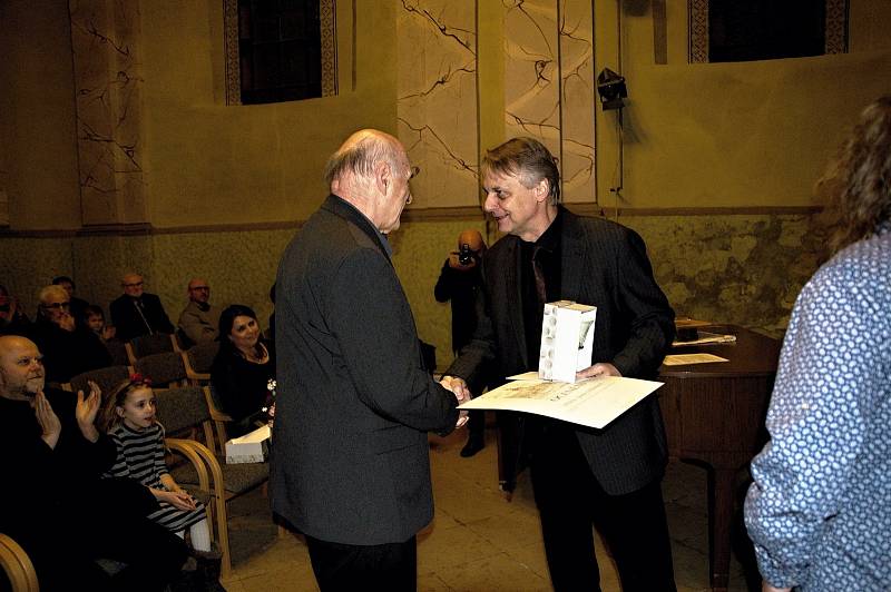 Jan Silber přebral v roce 2017 od tehdejšího rakovnického starosty Pavla Jenšovského ocenění za svoji dlouholetou činnost.
