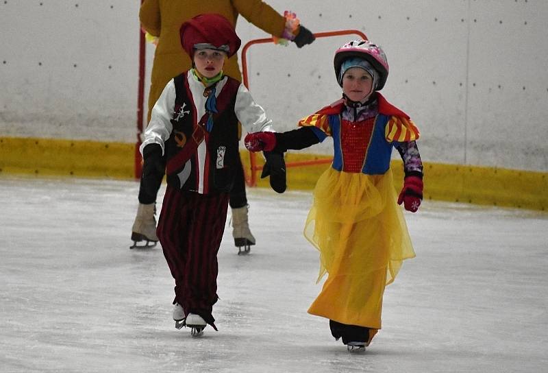 Karneval na ledě na rakovnickém zimním stadionu.