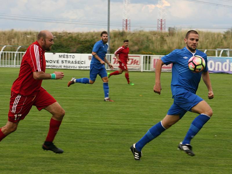 Fotbalisté Nového Strašecí v druhém kole krajského přeboru jasně přehráli Nespeky, které si odvezly čtyři fíky.